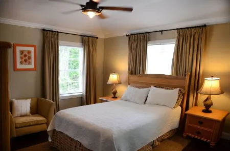 Charming Spacious Bahamian Home Отели рядом с достопримечательностью «Dolphin Cay Atlantis»