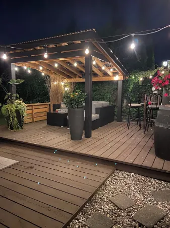 Ancienne Église Pour un Séjour de Rêve au Coeur du Vieux-lévis! Отели рядом с достопримечательностью «Парк Солей»