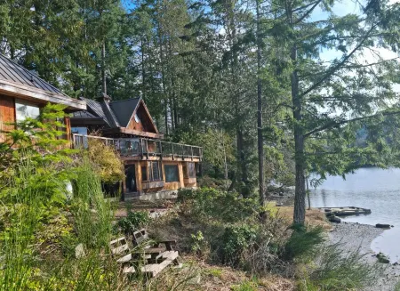 Charming waterfront Salt Spring Island B&B Отели в г. Солт Спринг Айленд