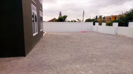 Queen-sized 2 bedroom Apt near Accra @ Victoria Grand apartments Отели в г. Тайфа