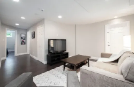 Elegant and Roomy Forest Getaway 北溫哥華住宿飯店