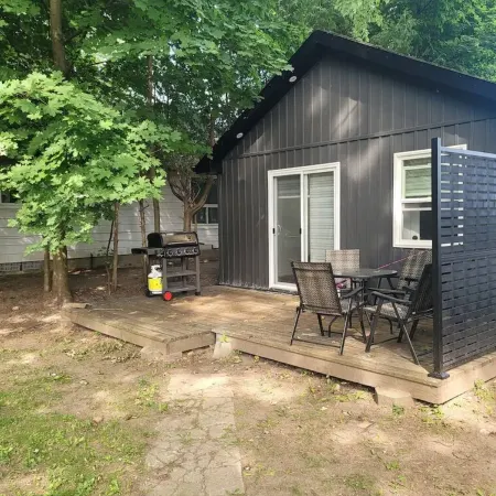 2 Bedroom Cabin Across Lake Simcoe Отели в г. Иннисфил