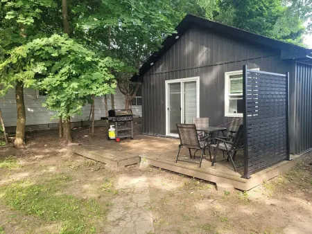 2 Bedroom Cabin Across Lake Simcoe
