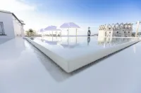White 1903 - Rooftop Pool & Luxury Rooms