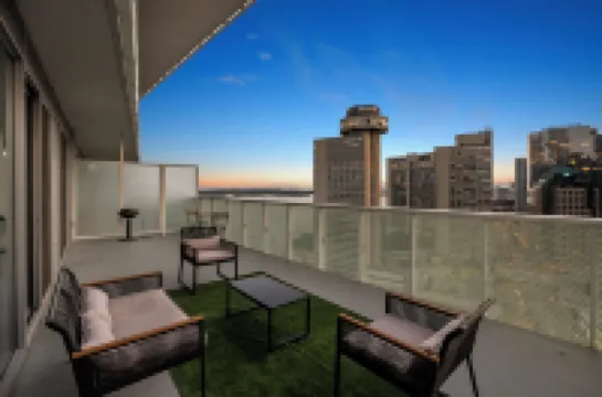 Dream Suite in Harbourfront core with Amazing Lake & CN Tower view