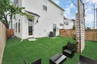 Stylish 4 Beds - Min to Downtown W/Backyrd Hotels in North Houston