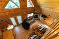 Cozy 3-bdrm cabin in Warrens with AC WiFi and a beautiful view off the back deck