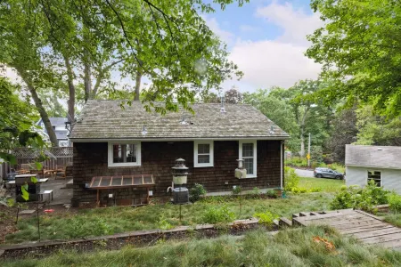 Wayzata Apartment - steps to lake and downtown