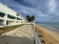 Guest Favorite • Beachfront Luquillo Condo • Walk to Kioskos & El Yunque ルキリョのホテル