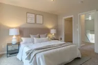 Stylish Entire Townhome w/ greenspace throughout!! Serene! Interstate Bridge 주변 호텔