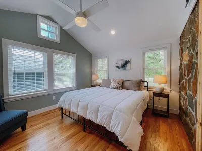 Minutes from downtown Clemson and boat landings on Kewoee and Hartwell Hotels near Hendrix Student Center