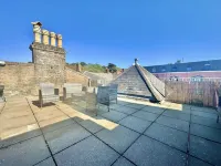 Roof Terrace Two Bedroom Apartment - Walk to Beach