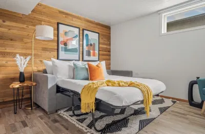Vibrant basement suite, blending style and comfort for a delightful stay. Hotel in zona World's Largest Dinosaur