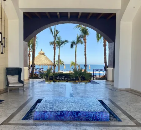 BEACHFRONT 2 BEDROOM CONDO IN LAS GAVIAS RESORT - Sleeps 6 Отели рядом с достопримечательностью «Playas de Mazatlan»