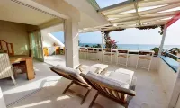 Beach penthouse, with 2 rooftop bars, 2 outdoor kitchens, Fiber WiFi + sea view!