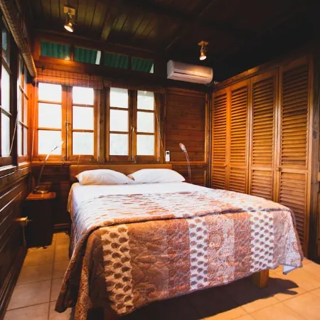 Secluded Hillside Cottage with Bay & Rainforest Views, Just 5 Mins to the Beach