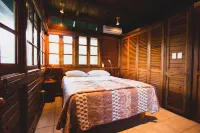 Secluded Hillside Cottage with Bay & Rainforest Views, Just 5 Mins to the Beach - Balkoner