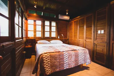 Secluded Hillside Cottage with Bay & Rainforest Views, Just 5 Mins to the Beach Hôtels à : 