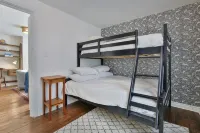 Cozy country 2 bedroom rental unit in Knowlton Village Hotels in Lac-Brome