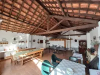 VillasFerrel - FlowerPot Chalet - with large courtyard and living area Hotels in Ferrel