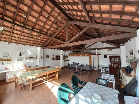 VillasFerrel - FlowerPot Chalet - with large courtyard and living area Отели в г. Ferrel