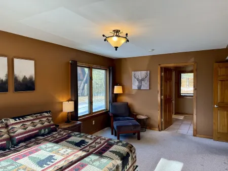 Dog friendly, lakefront home perfect for families