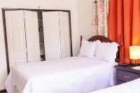 PINES VACATION RENTALS- EXCELLENT LOCATION, MINUTES FROM EVERYTHING.
