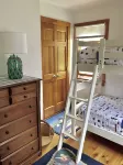 步行可達海灘的迷人木樑柱結構小屋！網球、自行車道 & 班車