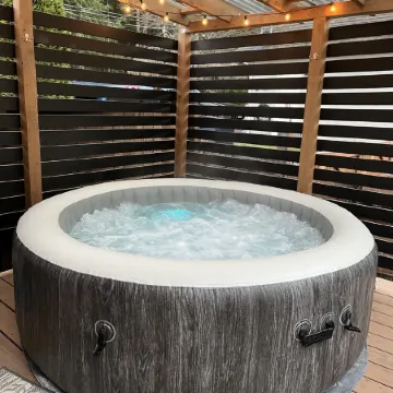 Modern studio with soft tub -Ratcliffe Guest Suite
