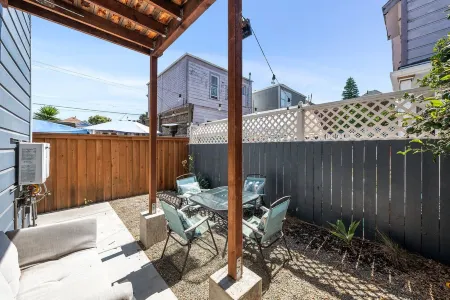 Relax at a Charming West Oakland Victorian Отели рядом с достопримечательностью «African American Museum and Library»