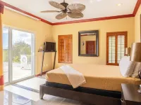 Rum& Little Barron Villa: Your North Side Haven-Beach, Ocean, Garden Views! Hotels in North Side