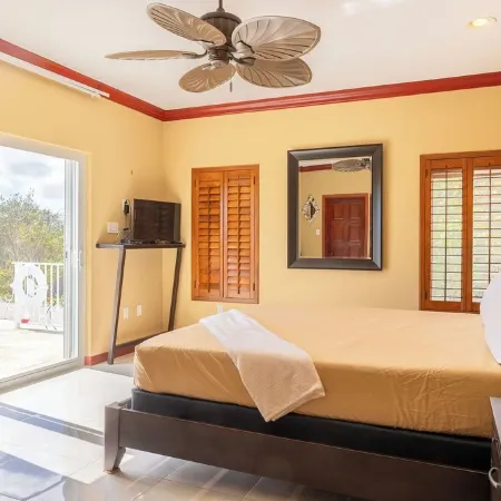 Rum& Little Barron Villa: Your North Side Haven-Beach, Ocean, Garden Views!
