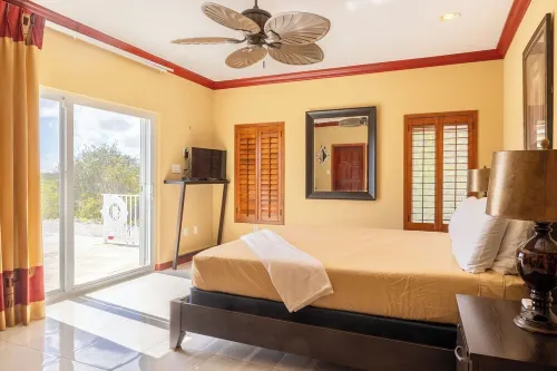 Rum& Little Barron Villa: Your North Side Haven-Beach, Ocean, Garden Views!