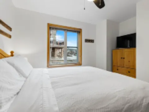 Central Location, Ski in/Ski Out, Private Hot Tub Hotels in Sun Peaks