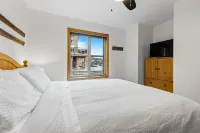 Cozy retreat. Ski in/Ski out. Private Hot Tub.