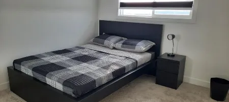 Home in Fort Saskatchewan Отели рядом с достопримечательностью «Парк Запад Риверс Эдж Дог»