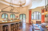 Steps from the beach ! Stunning Villa w/ concierge, butler, doorman.