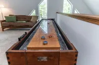 Antler Chalet - Sleeps 10, Hot tub, Gameroom ~ 4 minutes to Big Boulder!