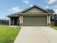 Aggie Home with a Large Yard Hotel in zona City of Bryan Human Resources Department -- This is not the location for Food Stamps assistance.