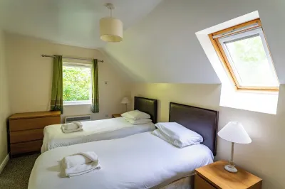 Farley; woodland lodge for 8 with hot tub, log burner, BBQ, near Alton Towers. Hotels near Biddulph Library