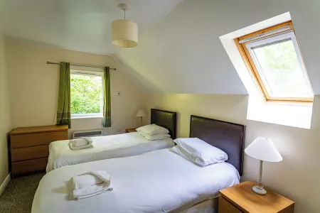 Farley; woodland lodge for 8 with hot tub, log burner, BBQ, near Alton Towers.