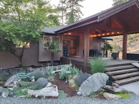 Family adventures await in this ocean front house!  (Pet friendly Отели в г. Comox-Strathcona J