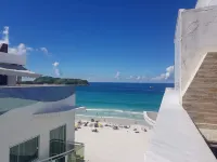 Penthouse next to hotel malibu, few steps from water plaza. Check out.