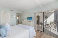 Naples Waterfront Condo-Close to beaches, boating, shopping, dining, 5th Ave Hotels near Naples Pier