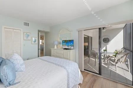 Naples Waterfront Condo-Close to beaches, boating, shopping, dining, 5th Ave Отели рядом с достопримечательностью «Нейплс Пир»