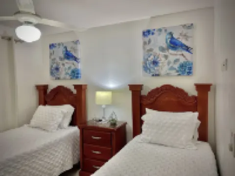 Modern APT Newly Furnished with wifi/pool/gym! โรงแรมใน