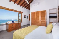 Luxurious Tropical Oasis w/ 2 Private Pools & Jacuzzi