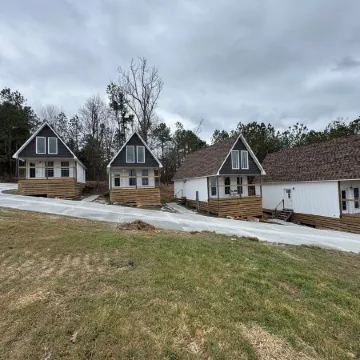Charming 2-bedroom cabin with WiFi, AC 5 minutes away from Lake Guntersville