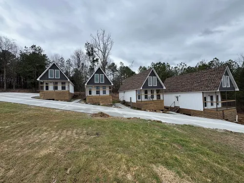 Charming 2-bedroom cabin with WiFi, AC 5 minutes away from Lake Guntersville