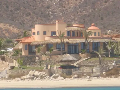 McGann Estate Resort: Two Houses on the Beach, sleeps 14 Отели рядом с достопримечательностью «Парк Ла Лагуна»